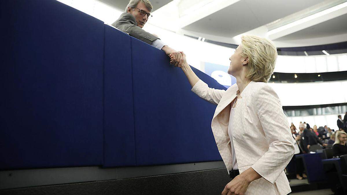 EU-Parlament, Straßburg. Ein Bild mit Symbolkraft: EP-Präsident David Sassoli reicht der neuen Kommissionschefin Ursula von der Leyen die Hand