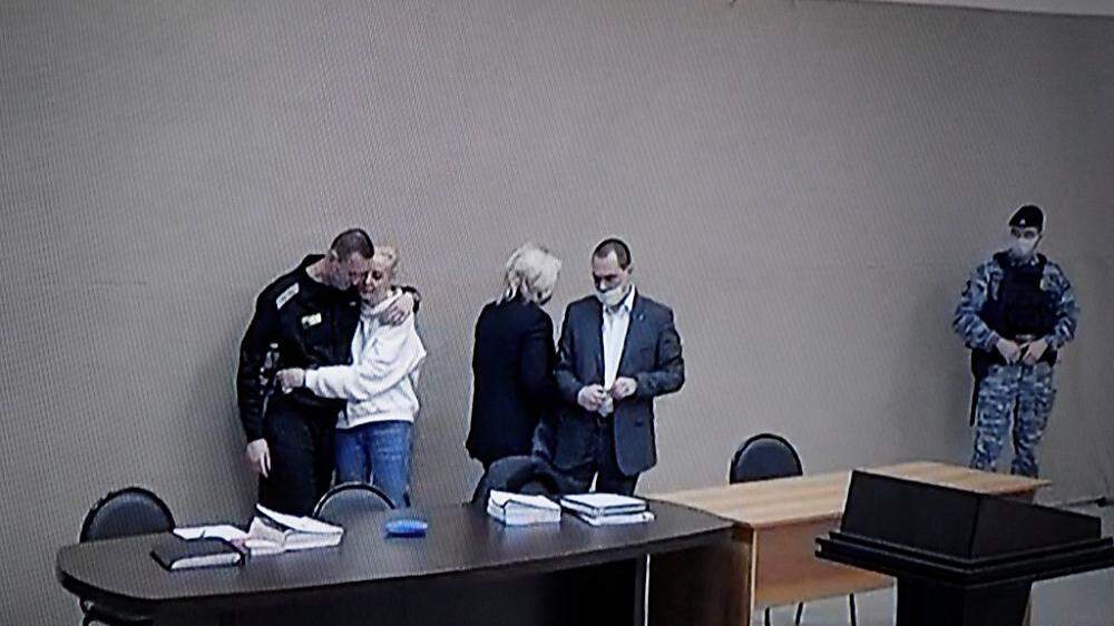 Nawalny durfte seine Frau kurz umarmen 