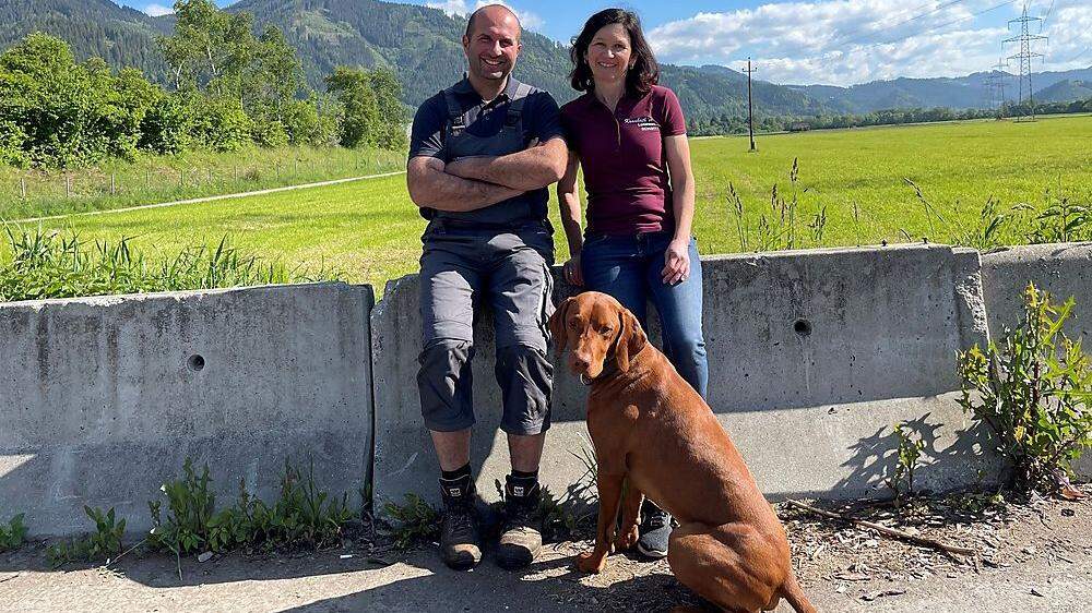 Bernhard und Andrea Luckner mit ihrem Hund Sam