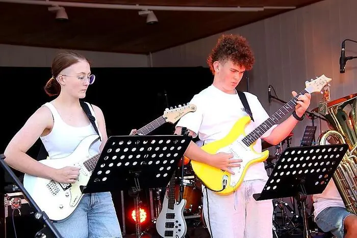  „Einige Schüler und Lehrer der Musikschule Köflach machen heute musikalische Überstunden“, freute sich Bürgermeister Helmut Linhart am vergangenen Freitag, dem Zeugnistag für Schüler, bei der Begrüßung der Gäste und Mitwirkenden beim Köflacher Musiksommer. 