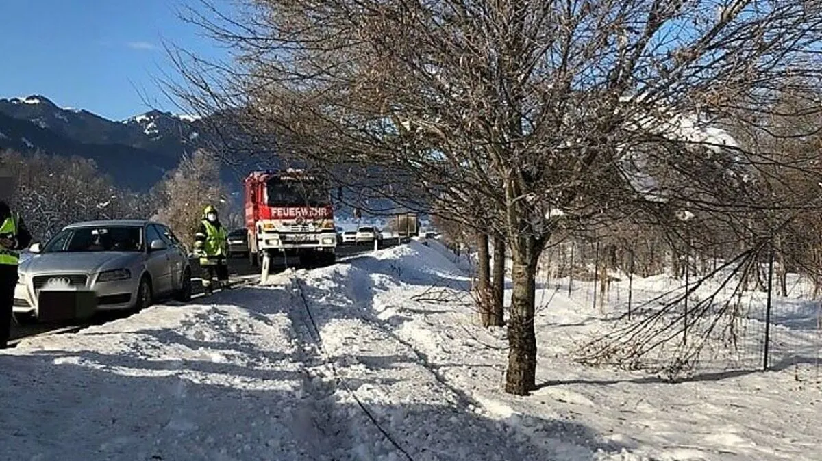 Die B111 war während der Aufräumarbeiten kurzfristig gesperrt