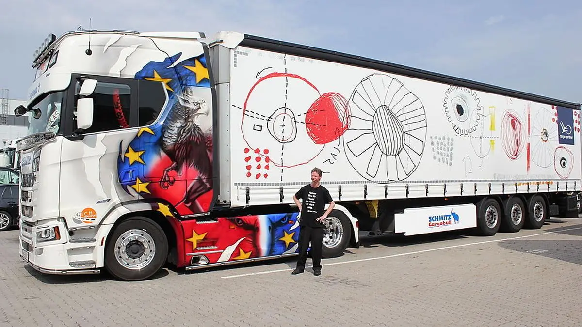 Künstler Christoph Dietrich (37) vor "seinem" Lkw-Anhänger