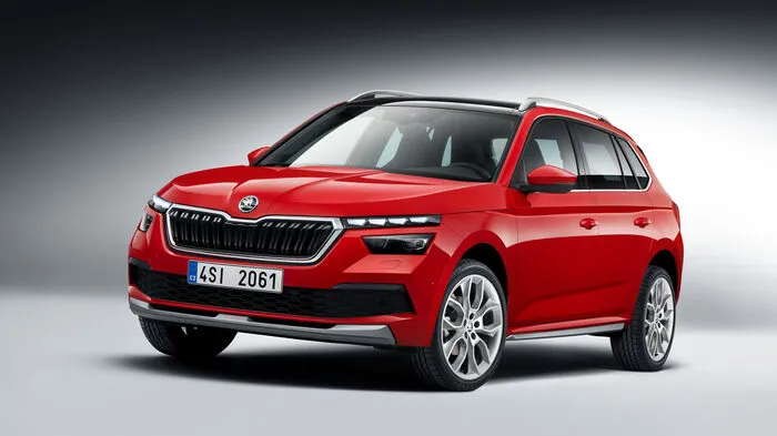 Kodiaq, Karoq – und jetzt der Kamiq: Damit hat Škoda seine SUV-Familie vom größten bis zum kleinsten Mitglied neu aufgestellt. Als erstes Modell der Marke führt der Kamiq zweigeteilte LED-Frontscheinwerfer aus, bei denen das Tagfahrlicht wie vier Edelsteine über dem Hauptscheinwerfer platziert ist. Genauso wie die dynamischen Blinker.