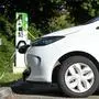 ABD0008_20170913 - ST. PÖLTEN - ÖSTERREICH: THEMENBILD - Illustration zu den Themen E-Tankstelle / E-Mobilität / Elektroauto. Im Bild: Ein Elektroauto beim Aufladen an einer E-Tankstelle am Dienstag, 5. September 2017, in St. Pölten. - FOTO: APA/HELMUT FOHRINGER