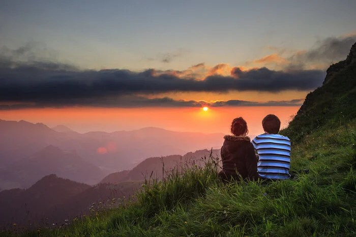 Der Bregenzerwald grenzt an Deutschland und so führt auch so mancher Wanderweg über die Grenze. Zum Beispiel am Hochhäderich, der sich bei Hittisau und Riefensberg erhebt. Auf breiten, befestigten Wegen geht’s durch das Naturschutzgebiet Kojental, ein Hochmoor. Für eine spielerische Pause bietet sich der Alperlebnis-Pfad mit Barfußweg und Wasserschöpf-Station an. Einkehren kann man im Alpstüble Moos oder im Almhotel, das direkt am Anfang bzw. Ende der Wanderung steht. Auf dem Weg ist man 2:00 Stunden unterwegs, wandert 79 Höhenmeter bergauf und 71 Höhenmeter bergab.