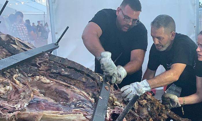 Anschließend wird das Rind zerteilt, wobei das Fleisch des ganzen Tieres verwendet wird