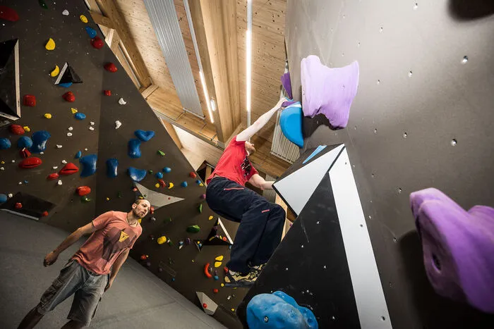 Redakteur Andreas Kanatschnig probiert die "lila Route" im Boulderbereich 2: Große Griffe, gute Tritte. Schön und griffig! Lässt sich auch von Anfängern gut bewältigen!