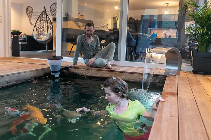 Melissa und Markus sehen den Fischen nicht nur zu: sie schwimmen auch mit ihnen. Die Kois kommen dabei ganz nah und lassen sich sogar streicheln.
