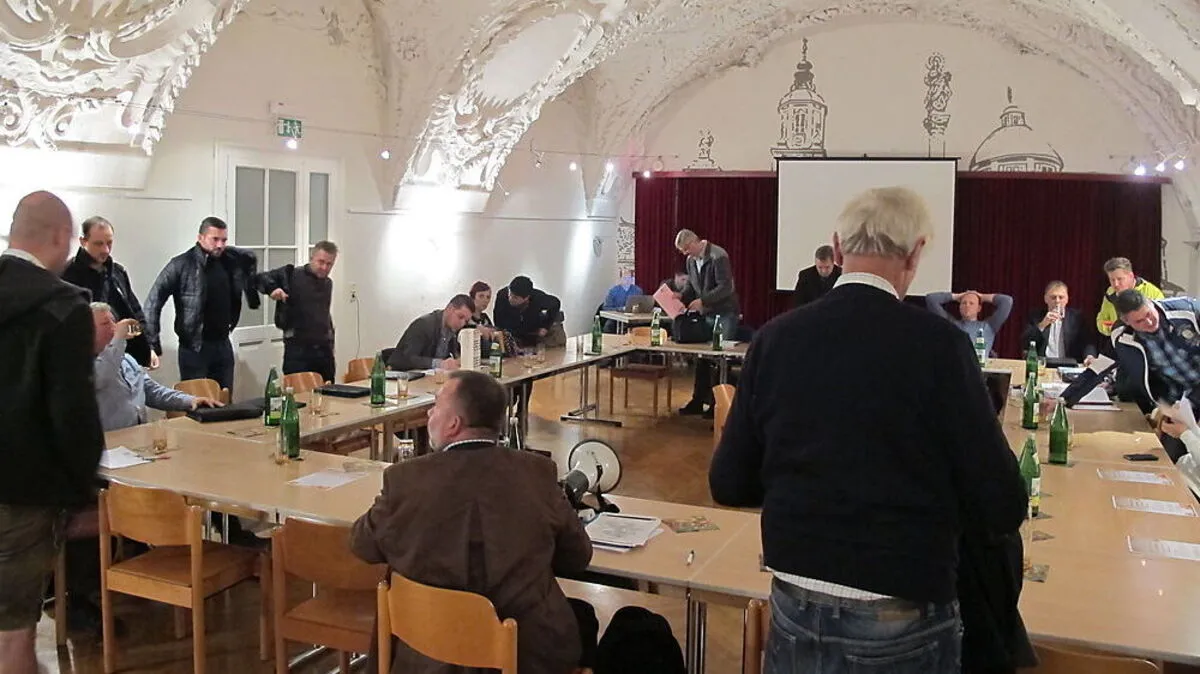 Um 20.15 Uhr musste die Sitzung vom Pöllauer Bürgermeister Johann Schirnhofer unterbrochen werden