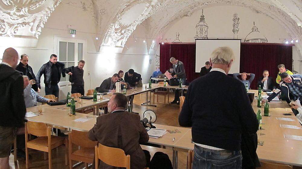 Um 20.15 Uhr musste die Sitzung vom Pöllauer Bürgermeister Johann Schirnhofer unterbrochen werden