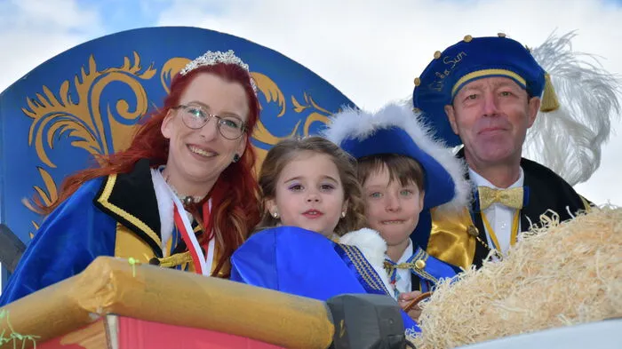Ihre königlichen Hoheiten Tatjana Rabitsch, Hayley Morgenstern, Johannes Hattenberger und Erich Weiß führten den Faschingsumzug an.