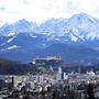 Blick über die Festung Hohensalzburg und die Altstadt mit den Kirchtürmen 