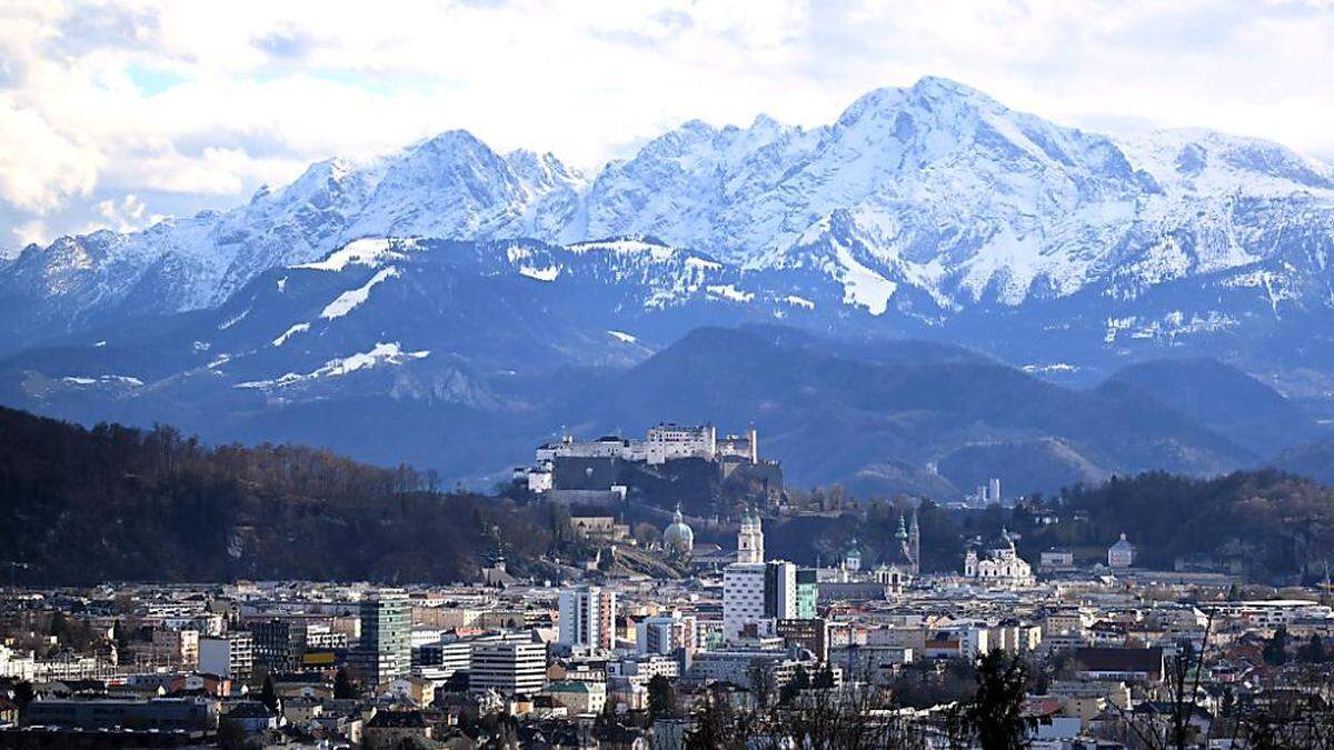 Blick über die Festung Hohensalzburg und die Altstadt mit den Kirchtürmen 