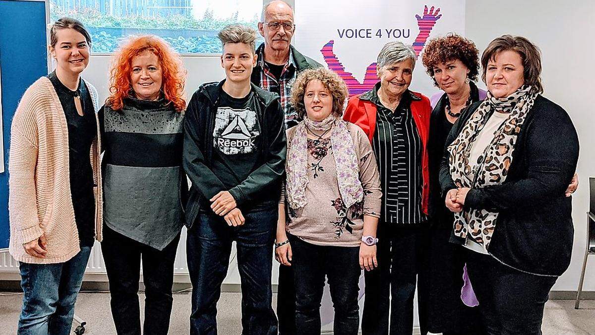 Verein &quot;Voice 4 You&quot;: Jelena Lukic, Behindertenanwältin Isabella Scheiflinger, Isabella Unterkofler, Gerold Bedronka, Katja Schöffmann, Anneliese Guggenberger, Obfrau Karin Scherling, und Birgit Fercher (von links)