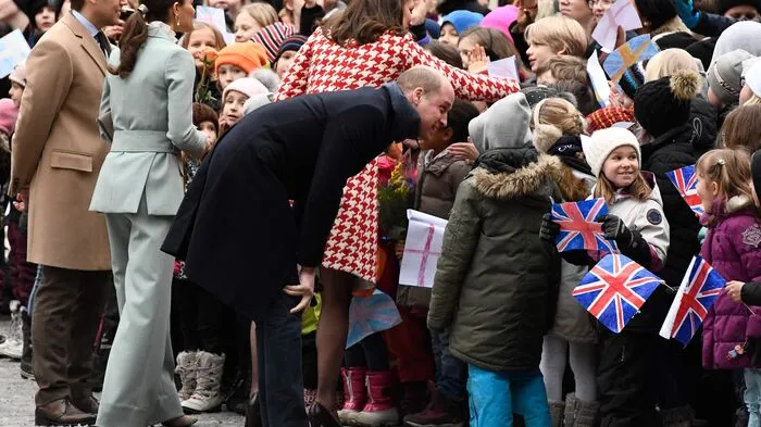 Im Rahmen ihres Schweden-Besuches machten der britische Prinz William (35) und seine Ehefrau, Herzogin Kate (36), einen Abstecher in eine Schule in Stockholm.