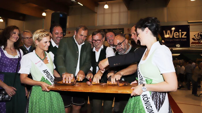 Mit dem Anschneiden eines Mulbratls wurde das 24. Mulbratlfest offiziell eröffnet.