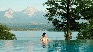 Entspannen im Infinitypool mit Panoramablick auf die Karawanken