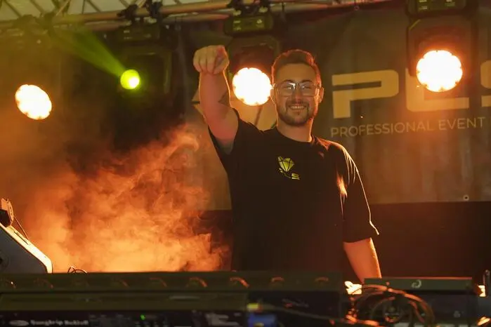 Nur ein paar Schritte weiter bebte das Discozelt: Hier übernahm DJ FeelX das Ruder und heizte den vorwiegend jungen Gästen mit fetten Bässen, aktuellen Partyhits und elektronischen Sounds kräftig ein.