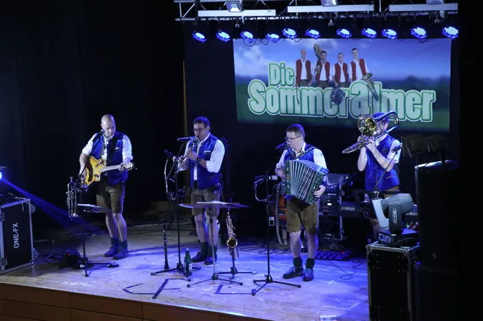 Für die gute musikalische Unterhaltung und die tanzlustigen Paare sorgten "Die Sommeralmer".