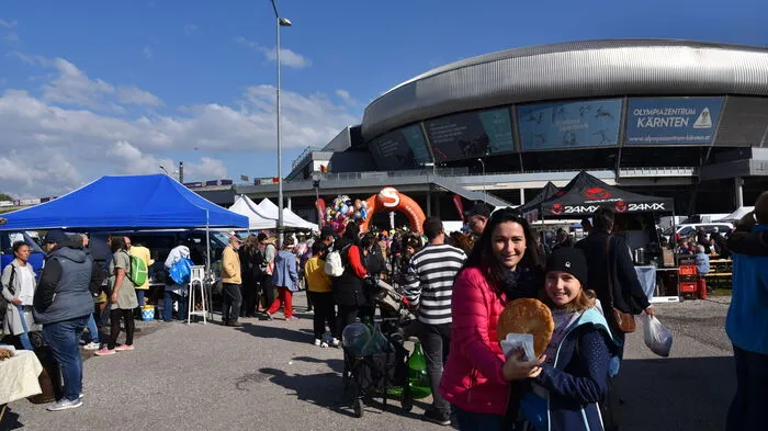Samstag mit den ersten Sonnenstrahlen stellten sich auch die Massen beim ersten Stadionflohmarkt auf der Wiese hinter dem Wörtherseestadion beim Südring ein. Der Eintritt zum zweitägigen Flohmarkt kostet 3,50 Euro und beinhaltet einen Getränkegutschein. Rund 400 Standler stellen vom steirischen Flohmarktorganisator John Ross Reinisch organisiert aus.