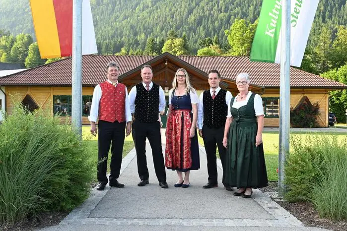 Obfrau Helga Leitner (im Bild 5. v.l) freut sich: „Das erste Wunschkonzert entstand auf Initiative von Chorleiterin Monika Pluch-Rainer (im Bild 3. v.l.), die sowohl den Chor in Zammelsberg als auch in Steuerberg leitet. Gemeinsam haben wir das Fest auf die Beine gestellt. 