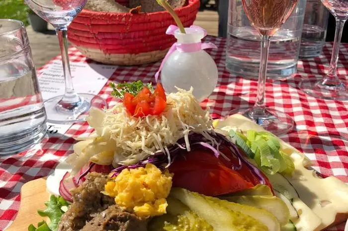 Heute verkauft er gleich viele vegane wie traditionelle Jausen.