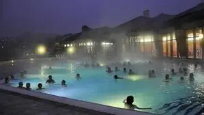 In vielen Thermen muss man am Wochenende, an Feiertagen oder in den Ferien mehr bezahlen