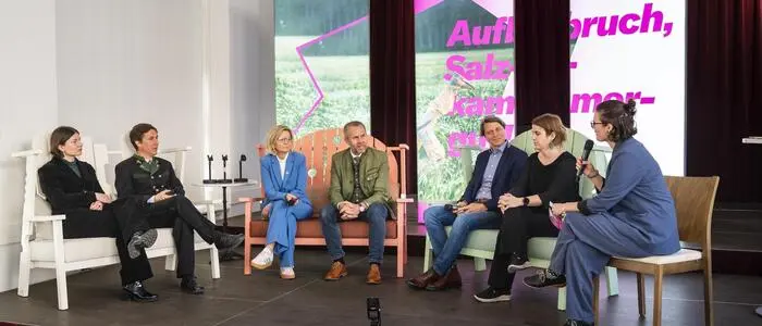 Beim Podiumsgespräch: Christina Jaritsch („Aufbruch, Salzkammergut!“), Franz Steinegger (Bürgermeister Grundlsee), Ines Schiller (Bürgermeisterin Bad Ischl), Rudolf Raffelsberger (Bürgermeister Scharnstein), Christian Grünhaus (WU Wien), Meena Lang (Kulturministerium) und Verena Haidl („Aufbruch, Salzkammergut!“)