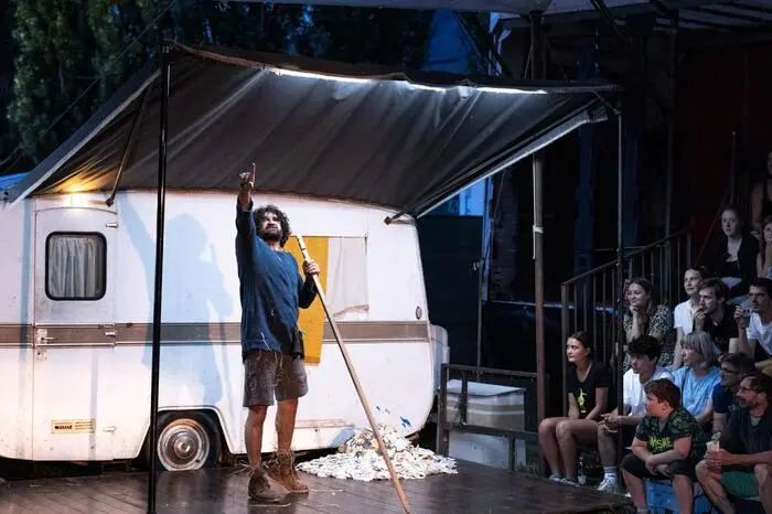 „Ein Hoch auf OLALA 2024“, das könnte der Cirque Aital aus Frankreich mit dieser Pose meinen
