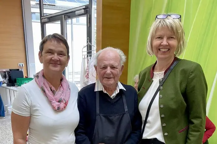 Der älteste Aussteller Ludwig Herrisch war 96 Jahre alt. Hier zu sehen mit Ortsleiterin der Frauenbewegung Hofstätten/Raab Andrea Höfler (r.) und ihrer Stellvertreterin Anna Elisabeth Damm (l.)