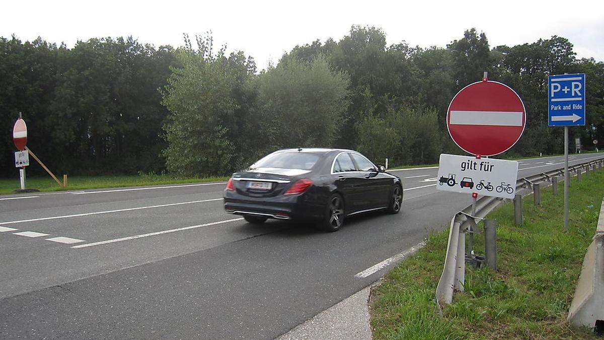 Kommt man vom Norden oder Süden, steht erst bei der Schnitzelwelt ein Fahrverbot für Traktoren, Mopedautos, Mopeds und Fahrräder 