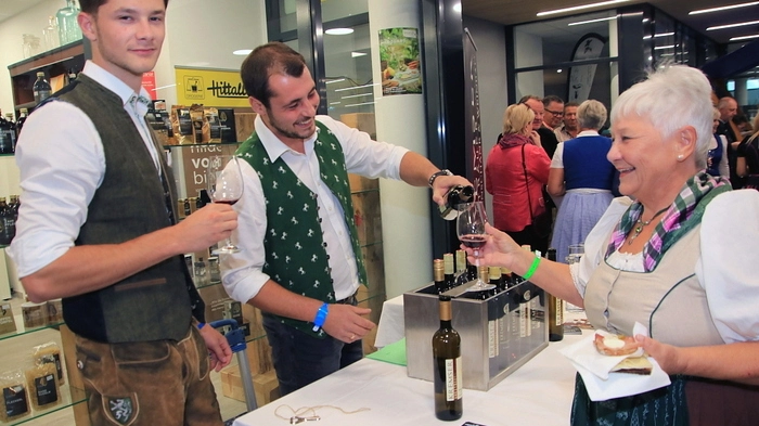 20 Winzer aus der Steiermark, dem Burgenland sowie aus Slowenien und Deutschland boten den zahlreichen Besuchern ihre edlen Köstlichkeiten an. Dazu gab es eine kulinarische Stärkung durch heimische Gastwirte.