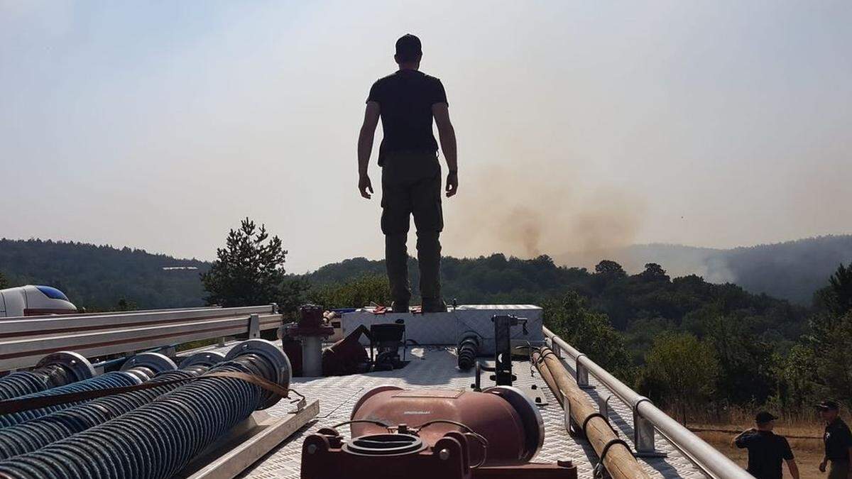 Die Feldbacher Feuerwehrkameraden mit Blick auf die Waldbrände