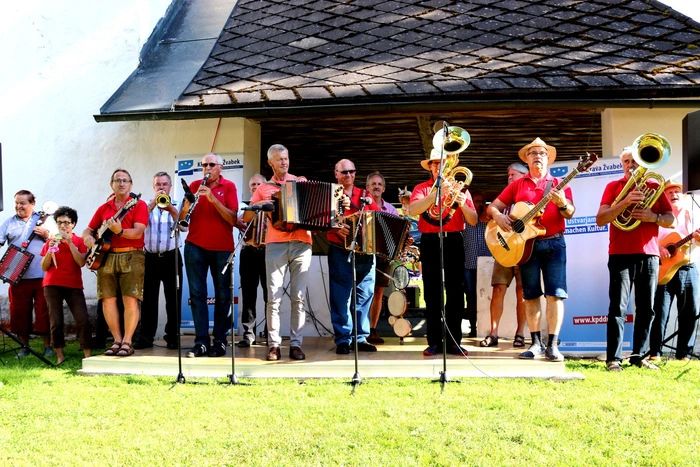 Der Musikantenstammtisch Jauntal war mit vielen Musikanten vertreten.