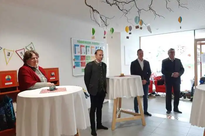 Die Landtagsabgeordnete Silvia Karelly, Bürgermeister Oliver Felber und Vizebürgermeister Patrick Derler sind stolz auf das neue Betreuungsangebot der Gemeinde.