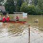 Hochwasser in Wagna: Einige Bewohner konnten nur noch mit Zillen evakuiert werden