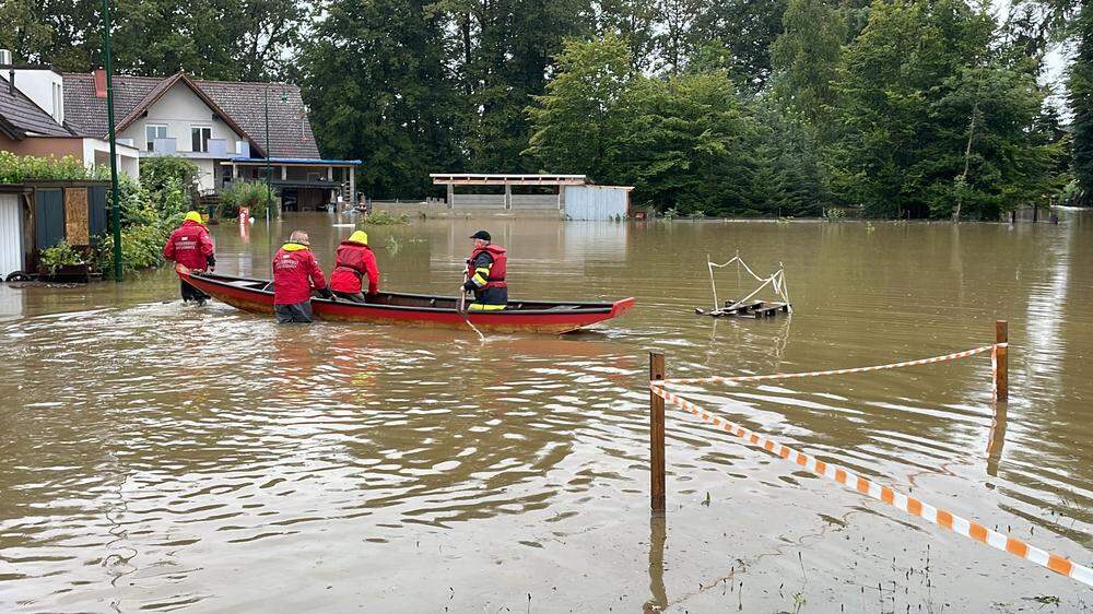 Hochwasser in Wagna: Einige Bewohner konnten nur noch mit Zillen evakuiert werden
