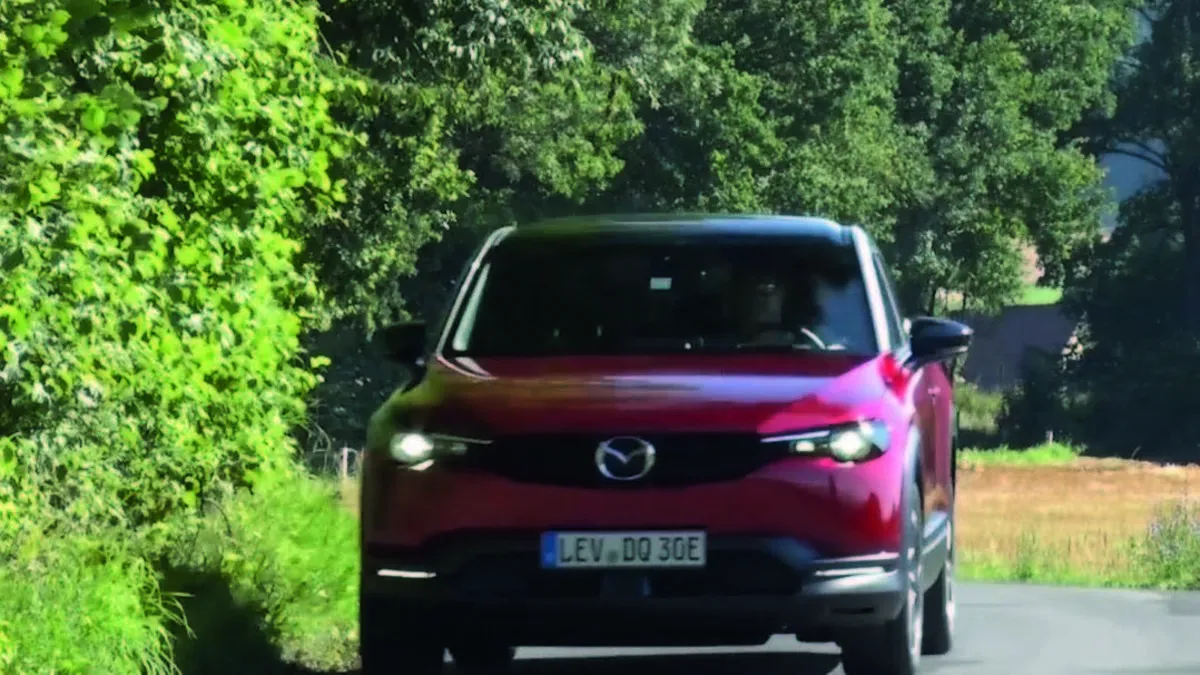 Scannen Sie diese Zeitungsseite mit der Kleinen Zeitung App und lassen Sie sich auf eine Spritztour im Mazda MX-30 entführen