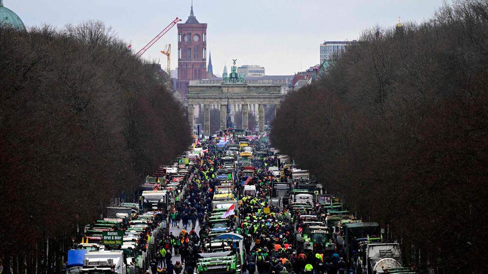 Die deutsche Polizei sprach am Montag zunächst von 3000 Fahrzeugen | Die deutsche Polizei sprach am Montag zunächst von 3000 Fahrzeugen. Sie rechnet mit deutlich mehr als den angemeldeten 10.000 Teilnehmern