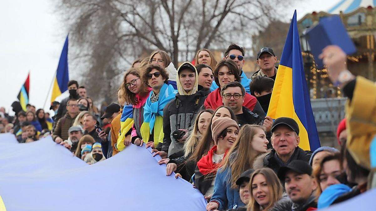 Während zwischen München, Brüssel, Paris und Moskau telefoniert wurde, demonstrierten Menschen in Odessa im Süden der Ukraine für eine friedliche Lösung