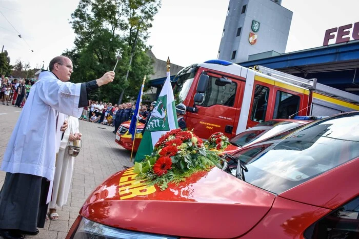 Ein weiterer Höhepunkt: die Fahrzeugsegnung am Vorplatz.