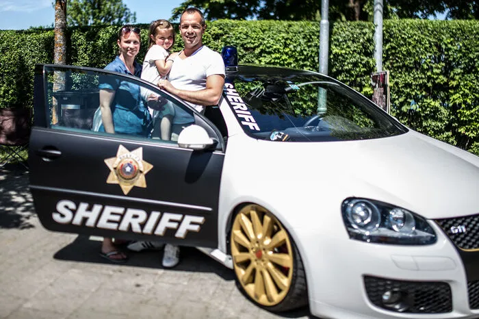Jennifer (35) &amp; Jerome (34) Ordonez mit Töchterchen Samantha (4) aus Limburg, Deutschland„Seit 1997 sind wir bis auf letztes Jahr jedes Treffen mit dabei. Unser Töchterchen Samantha kennt das quasi schon von Geburt auf, sogar im Bauch ist sie schon mitgefahren, so wie jetzt unser zweites Baby. Wir sind vom alten Schlag, heißt, wir bleiben schon bis zum eigentlichen Treffen am Wochenende. Schade ist, dass es inzwischen schon mehr ist wie ein Volksfest und weniger wie das ursprüngliche Treffen. Neben den vielen Imbissbuden ist gar kein Platz mehr für die Autos. Dass wir trotzdem kommen hängt auch damit zusammen, dass es für uns jetzt richtiger Urlaub ist. Gerade mit der Kleinen unternimmt man dann einfach mehr. Und dafür ist Kärnten perfekt, der Wörthersee ist wunderschön. Positiv am Eventgelände: Der Spielplatz ist endlich zugänglich! Das ist super, es sind viele Familien mit Kinder hier. Unseren Golf werden wir demnächst leider verkaufen. Zu viert wird er uns einfach zu klein.“
