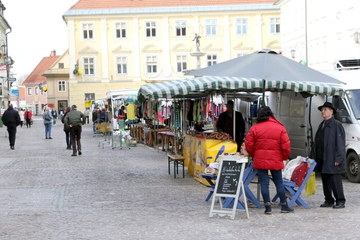 Am Hauptplatz der Herzogstadt wird zum Osterkrämermarkt geladen.
