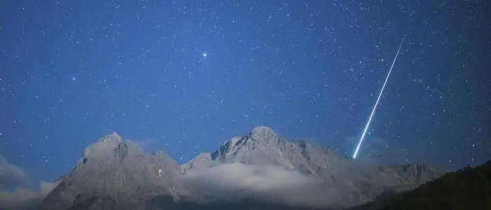Ein Sternenhimmel über den Bergen