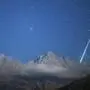 Ein Sternenhimmel über den Bergen
