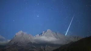 Ein Sternenhimmel über den Bergen