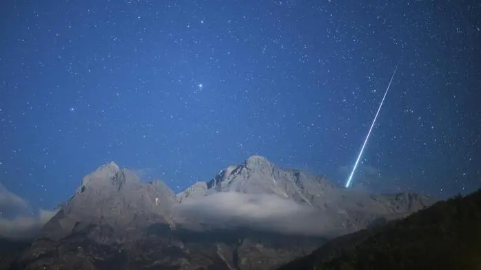 Ein Sternenhimmel über den Bergen