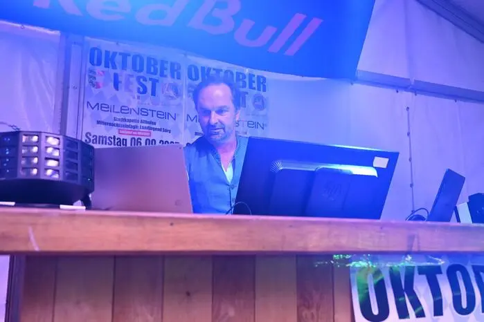 Im Discozelt heizte DJ Rudi Egger den Gästen zusätzlich ein und garantierte beste Partylaune.
