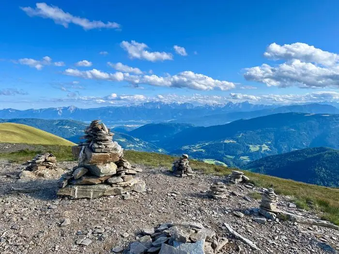Der Gipfel des Wöllaner Nock bietet ein atemberaubendes Panorama (hier Richtung Villach)