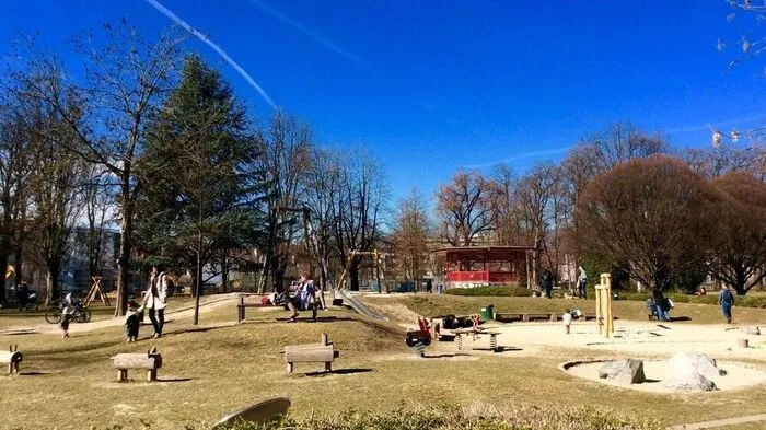 Baustelle hin oder her: Viele Familien kommen bei diesen Temperaturen in den Augarten